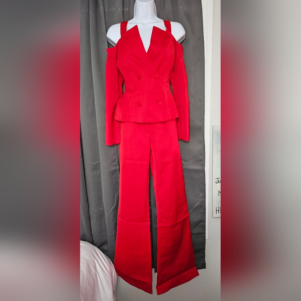 2 Piece pantsuit with cutout-sleeved blazer